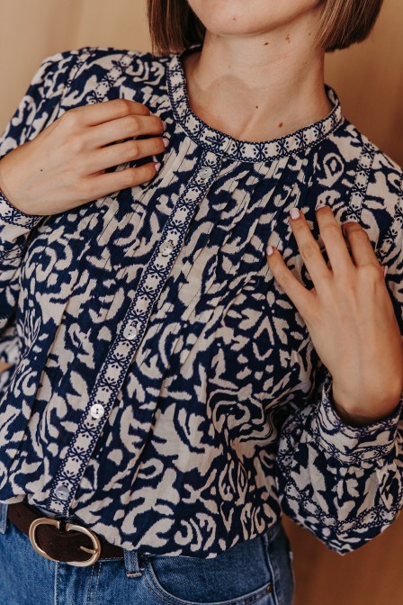 Femme avec une chemise.