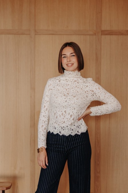 Femme avec un top.