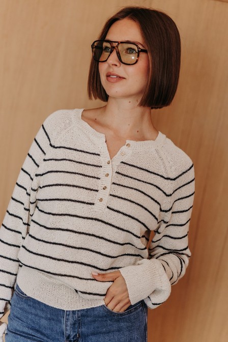 Femme avec un pull marinière.