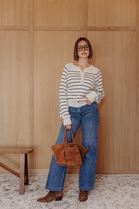Femme avec un pull marinière.