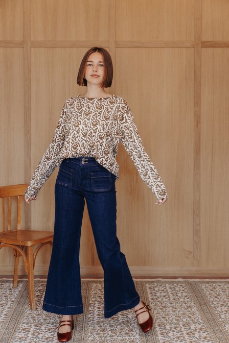 Femme avec un pull.