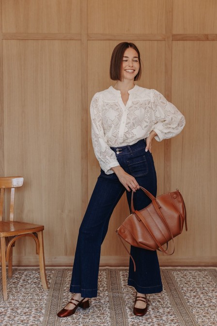 Femme avec un jean.