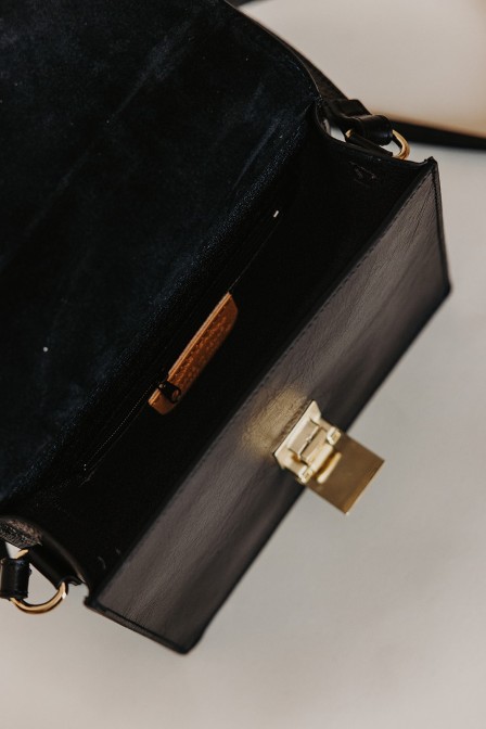 Zoom sur le sac posé. Zoom sur le sac posé.