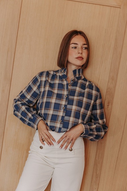Femme avec une chemise. Femme avec une chemise.