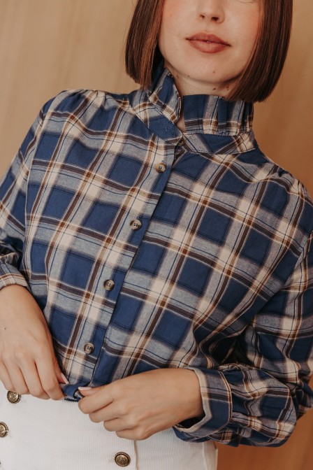 Femme avec une chemise. Femme avec une chemise.