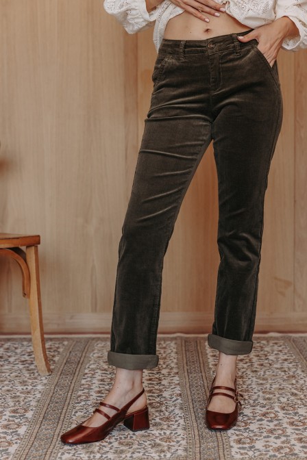 Femme avec un pantalon. Femme avec un pantalon.