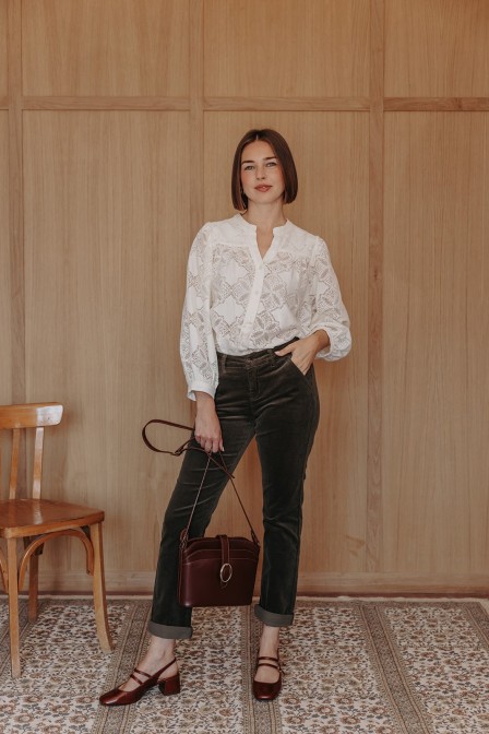 Femme avec un pantalon. Femme avec un pantalon.