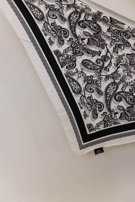 Zoom sur l'imprimé du foulard.
