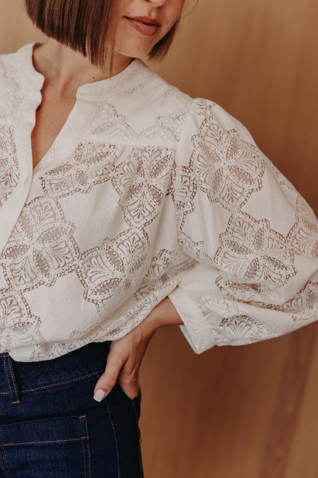 Femme avec une blouse. Femme avec une blouse.