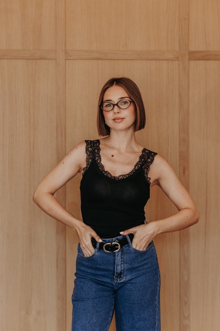 Femme avec un débardeur noir. Femme avec un débardeur noir.
