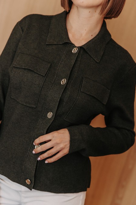Femme avec un cardigan vert. Femme avec un cardigan vert.