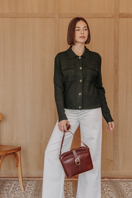 Femme avec un cardigan vert. Femme avec un cardigan vert.