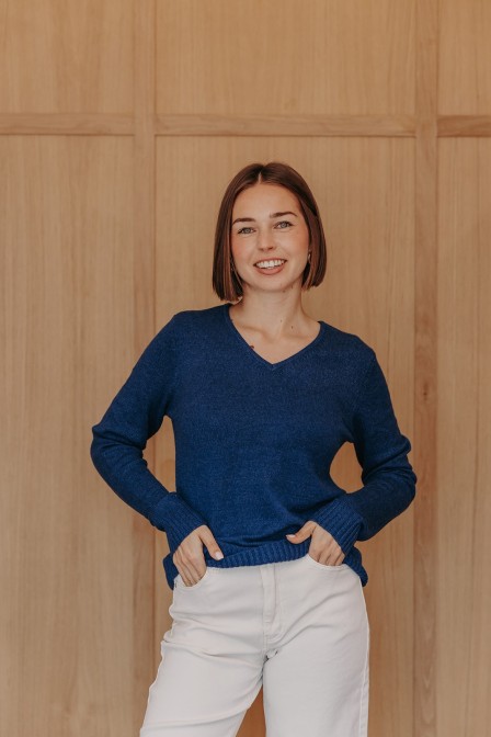 Femme avec un pull.