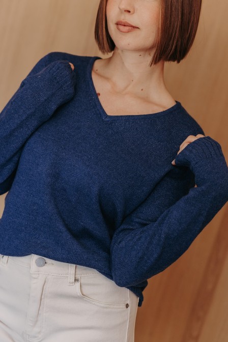 Femme avec un pull.