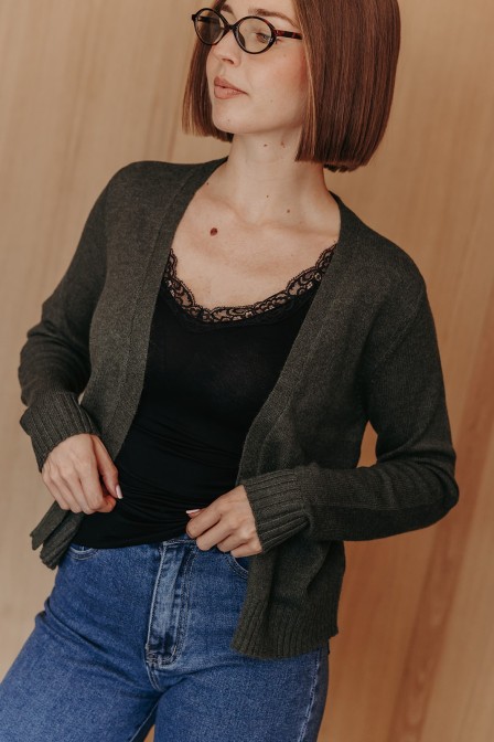 Femme avec un cardigan. Femme avec un cardigan.