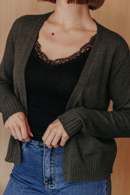 Femme avec un cardigan. Femme avec un cardigan.