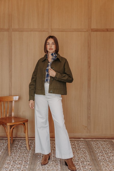 Femme avec une veste.