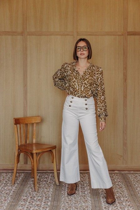 Femme avec un pantalon.