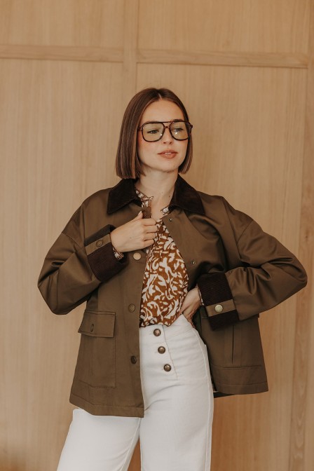 Femme avec une veste.