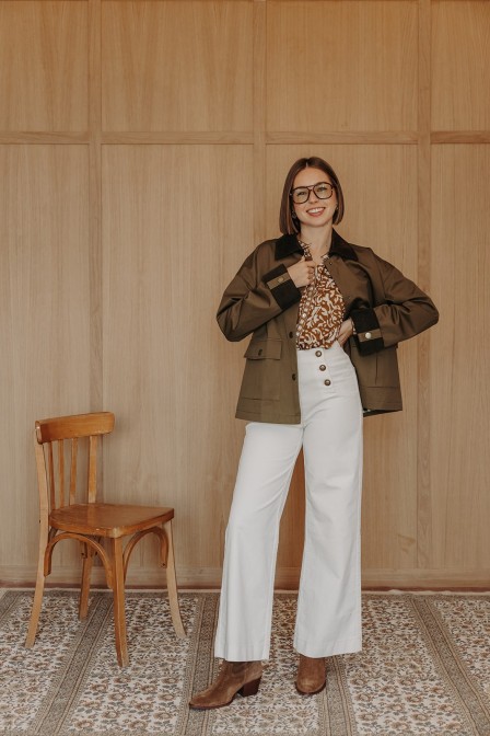 Femme avec une veste.