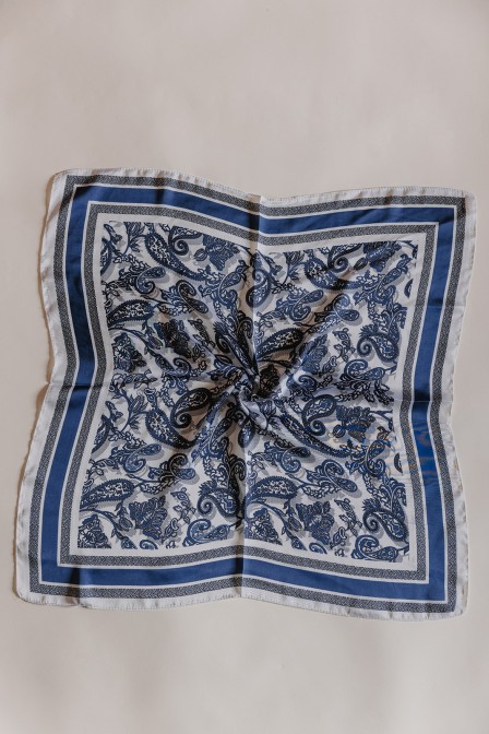 Foulard posé à plat.