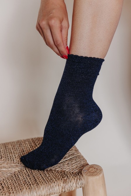Femme avec des chaussettes. Femme avec des chaussettes.