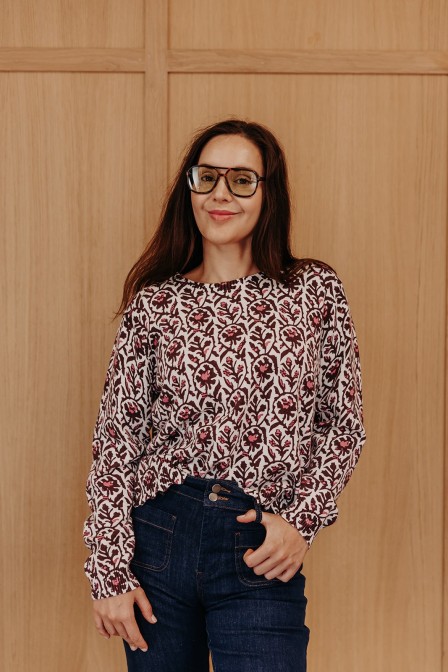 Femme avec un pull.