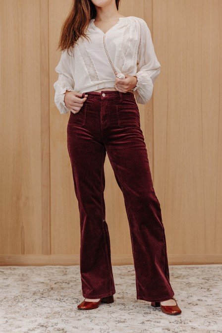 Femme avec un pantalon en velours.