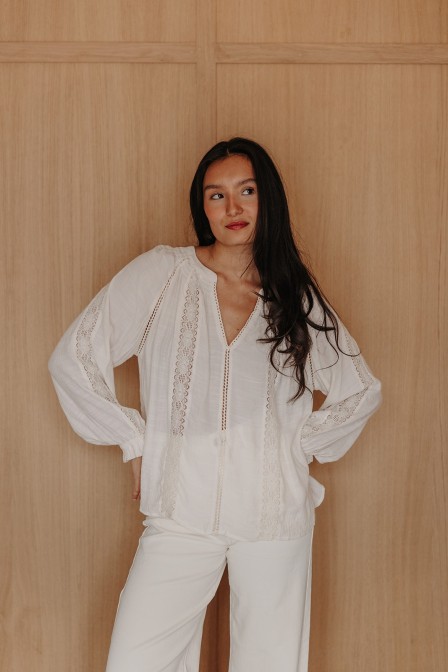 Femme avec une blouse. Femme avec une blouse.