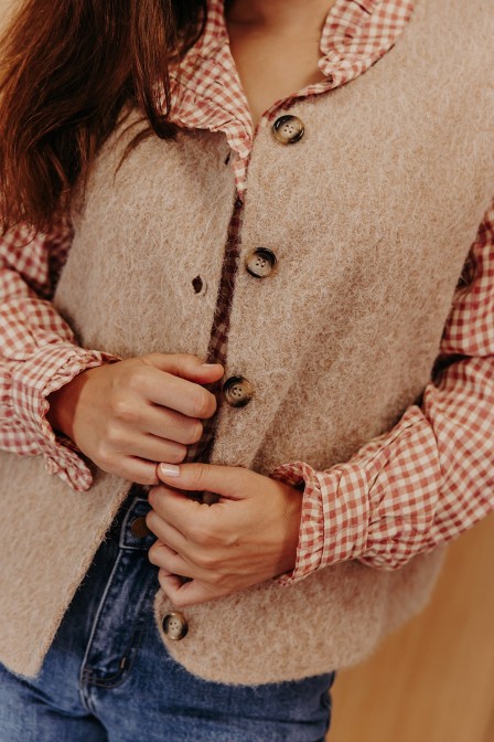 Femme avec un gilet. Femme avec un gilet.