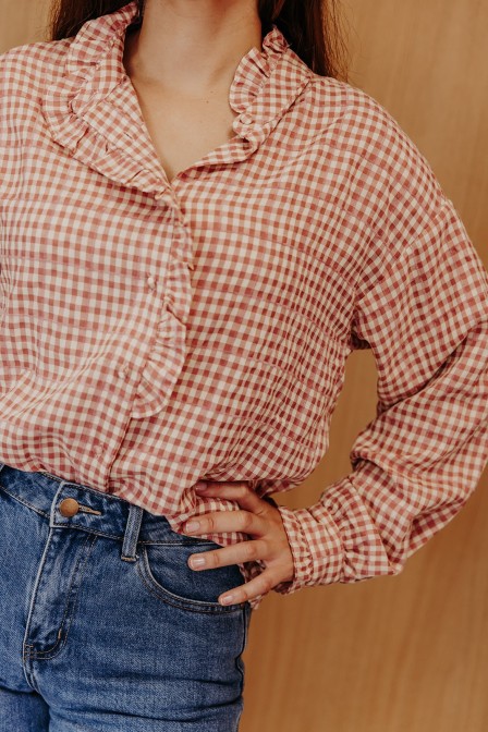 Femme avec une chemise.