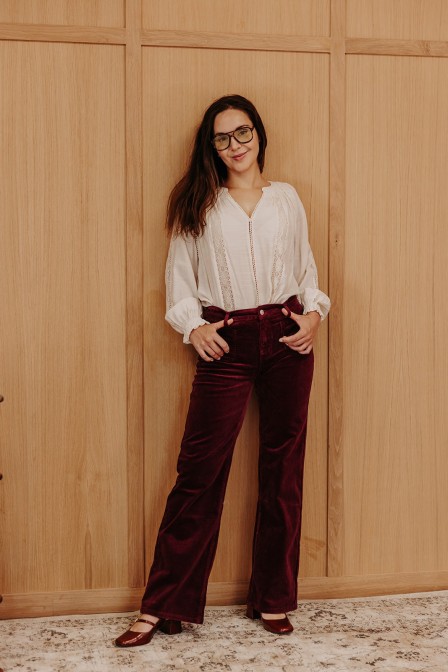 Femme avec un pantalon en velours.