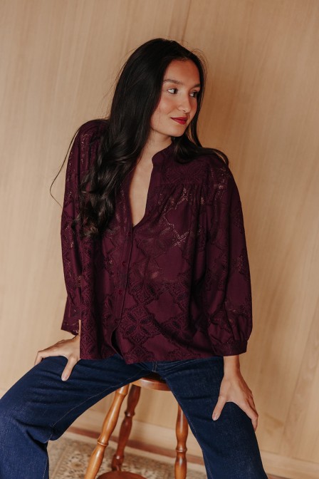 Femme avec une blouse. Femme avec une blouse.