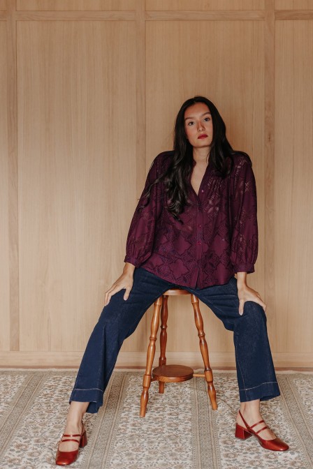 Femme avec une blouse. Femme avec une blouse.