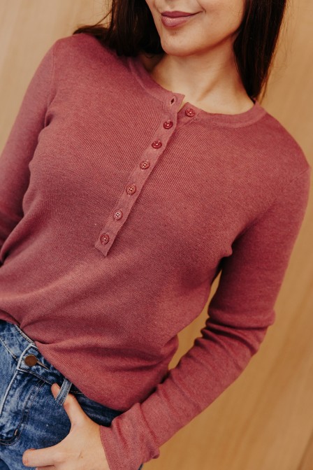 Femme avec un pull.