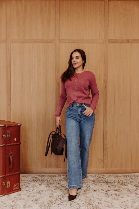 Femme avec un pull.