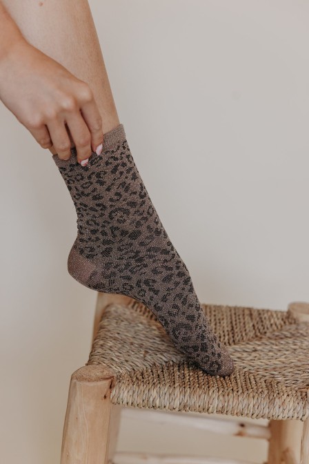 Femme avec des chaussettes leopard. Femme avec des chaussettes leopard.