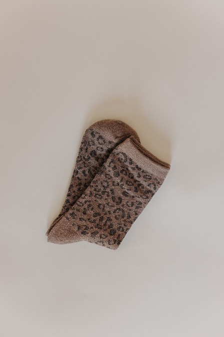 Femme avec des chaussettes leopard. Femme avec des chaussettes leopard.