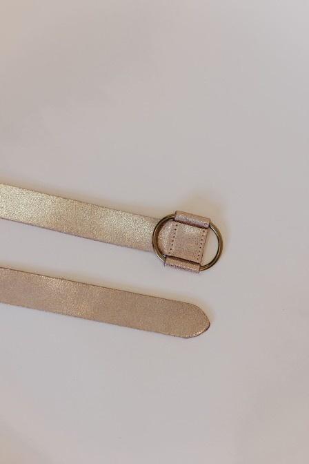 Zoom sur la ceinture posée. Zoom sur la ceinture posée.