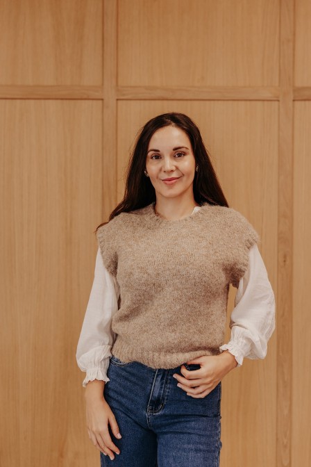 Femme avec un pull.