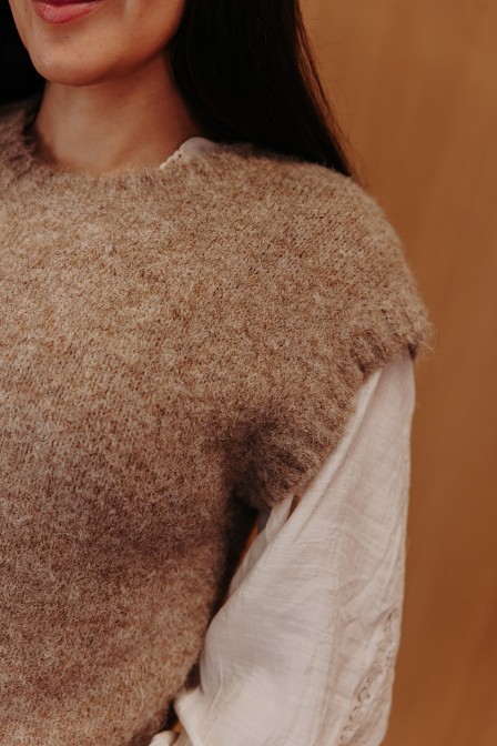 Femme avec un pull.
