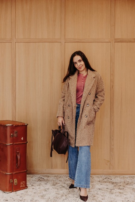 Femme avce un manteau. Femme avce un manteau.