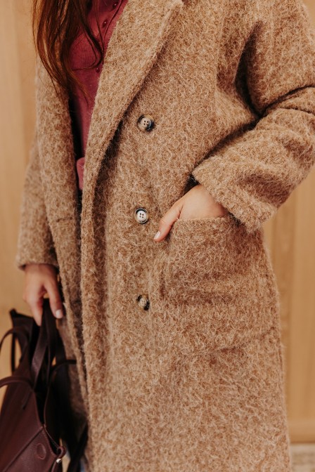 Femme avce un manteau. Femme avce un manteau.