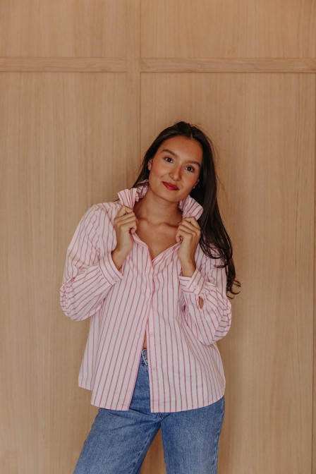 Femme avec une chemise. Femme avec une chemise.