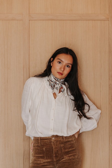 Femme avec une blouse.