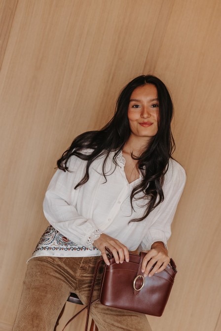 Femme avec une blouse.
