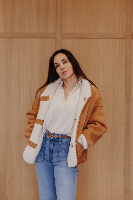 Femme avec une veste. Femme avec une veste.