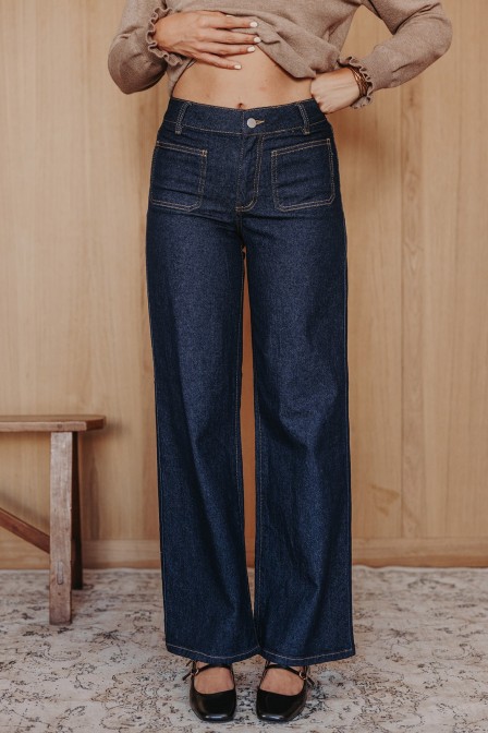 Femme qui porte un jean wide leg. Femme qui porte un jean wide leg.
