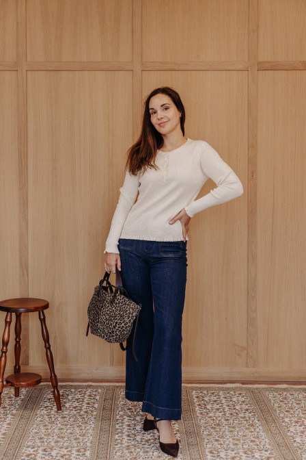 Femme avec un top en maille.