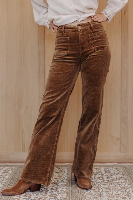 Femme avec un pantalon.